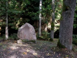 Piemiņas akmens ģenerāļa Jāņa Baloža brigādes kaujas vietā Piemiņas akmens ģenerāļa Jāņa Baloža brigādes kaujas vietā
