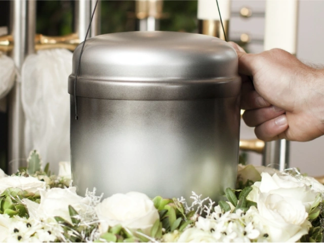 KREMĀCIJA KĀ MŪSDIENĪGS APBEDĪŠANAS PAKALPOJUMS. KAS JĀZINA, IZVĒLOTIES KREMATORIJA PAKALPOJUMUS?