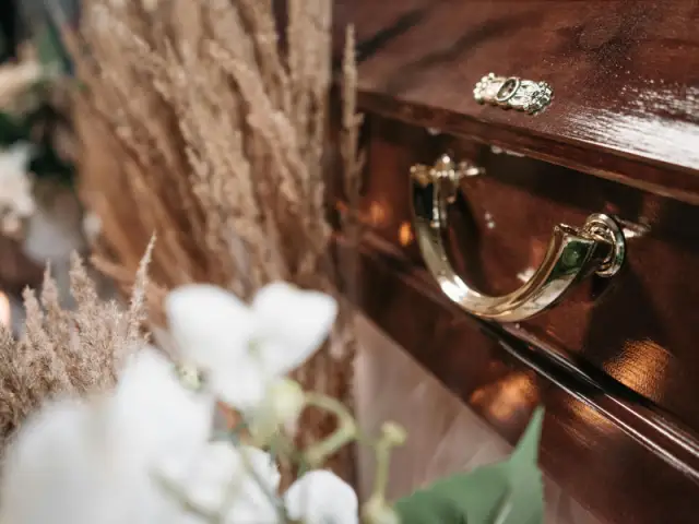 Apbedīšanas piederumi un preces