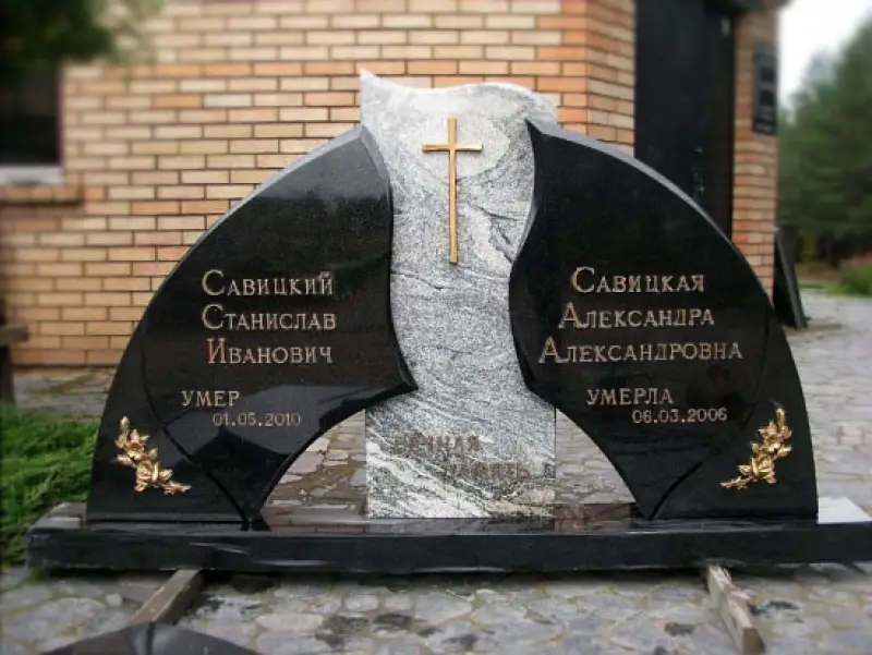 Готовый памятник к установки на кладбище в Даугавпилсе с бронзовыми буквами и крестом