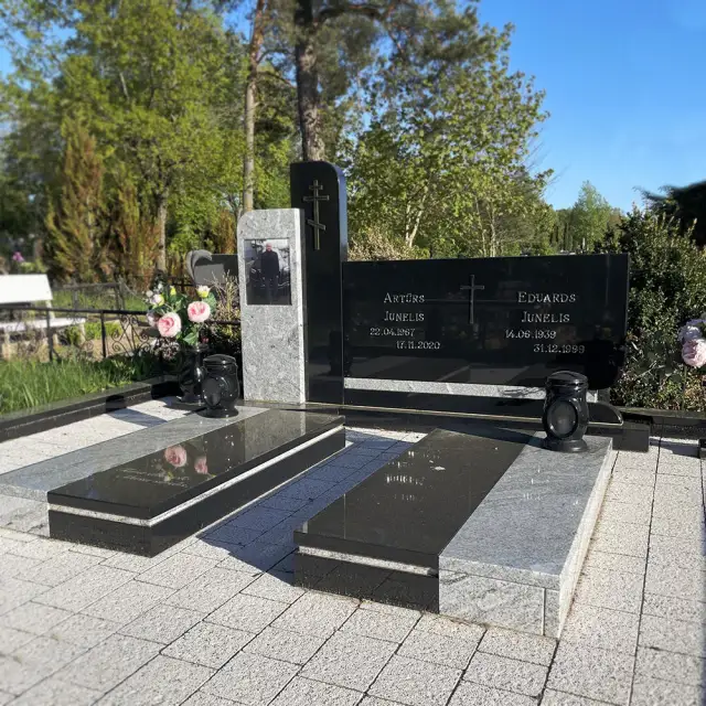 Готовый семейный мемориал из черного и серого гранита