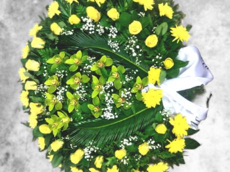 Bēru vainags Dzeltenās krizantēmas, dzeltenās rozes  ar zaļajām orhidejām0,9 m Nr.243