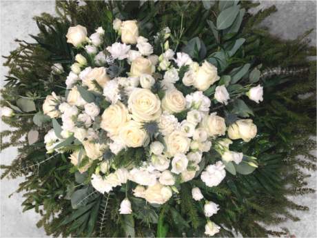 Ekskluzīvie  Bēru vainags krēmkrāsas rozēs , baltās neļķis un krēmkrāsa lizantes 0,9m  Nr.197