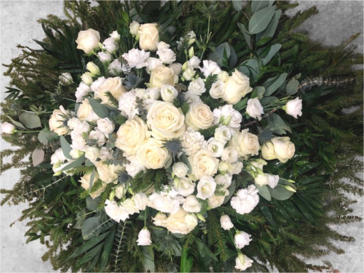 Ekskluzīvie  Bēru vainags krēmkrāsas rozēs , baltās neļķis un krēmkrāsa lizantes 0,9m  Nr.197