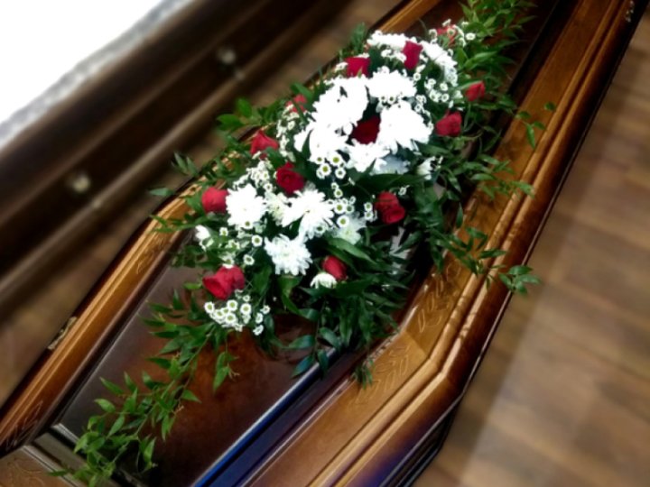 Ziedu kompozīcija zārka vākam Nr.122