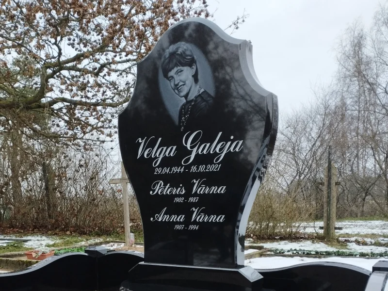Памятник из черного гранита