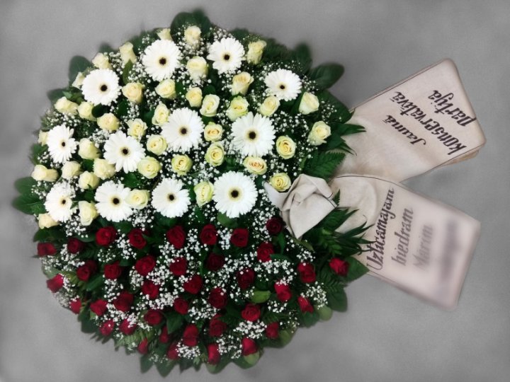 Bēru vainags bordo un  krēmkrāsas rozes  un baltās  gerberas Nr.62