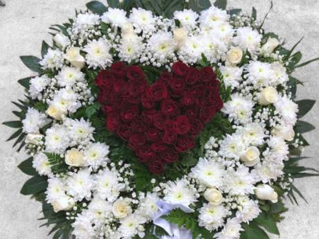 Ekskluzīvs bēru vainags ar sirdi Nr.171