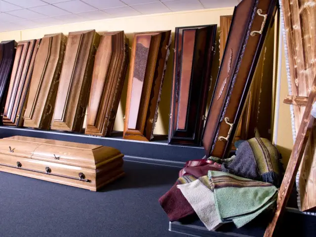 			Pasūtīt apbedīšanas piederumus
	