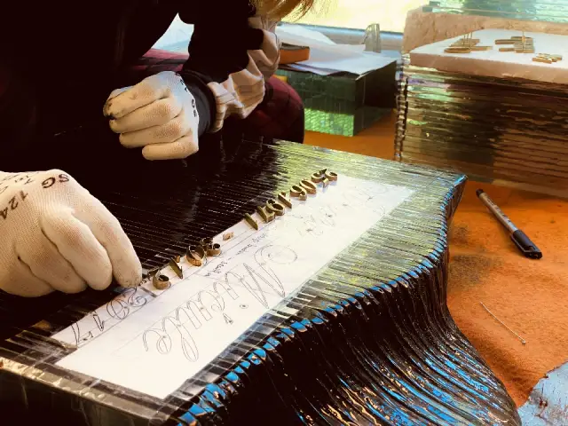 			Bronzas burti un kapu aksesuāri – elegants akcents pieminekļiem
	