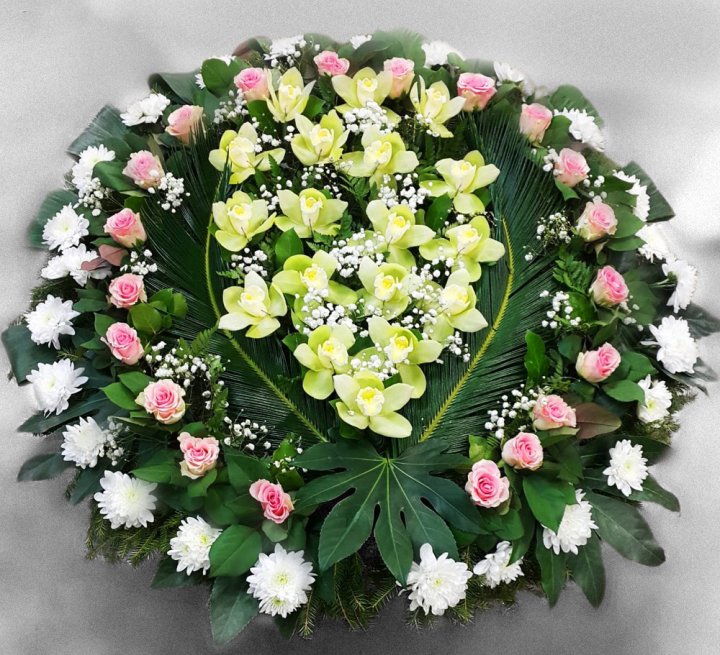 Bēru vainags Baltās krizantēmas, rozā rozes ar zaļajām orhidejām