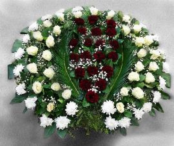 Baltās krizantēmas, krēmkrāsas rozes un bordo neļķes