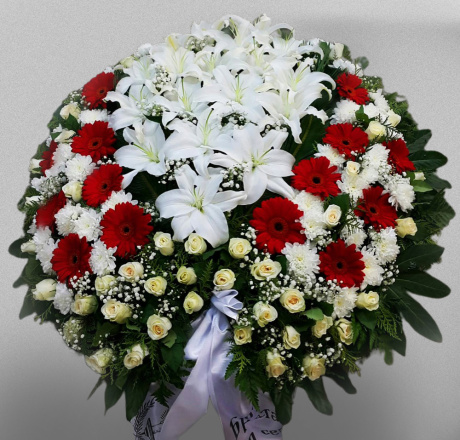 Bēru vainags   Baltās lilijas, krizantēmas, sarkanās gerberas un krēmkrāsas rozes1,1m Nr.32