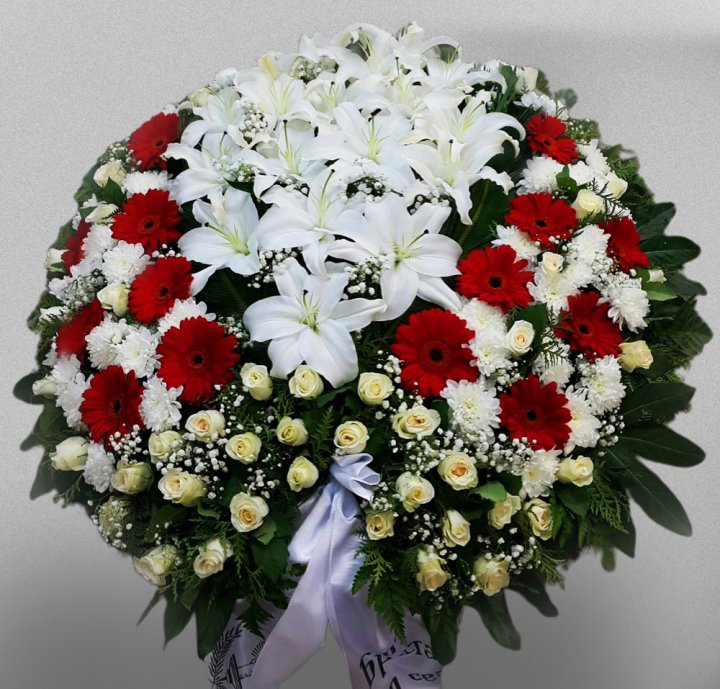 Bēru vainags   Baltās lilijas, krizantēmas, sarkanās gerberas un krēmkrāsas rozes1,1m Nr.32