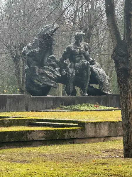 Piemineklis latviešu rakstniekam Vilim Lācim Meža kapos, tēlnieks Alberts Terpilovskis.