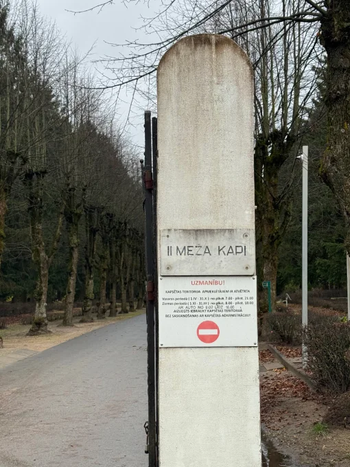 Informatīvais stends 2 Mežā kapos