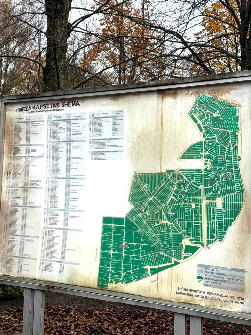 Informatīvais stends ar Meža kapu karti