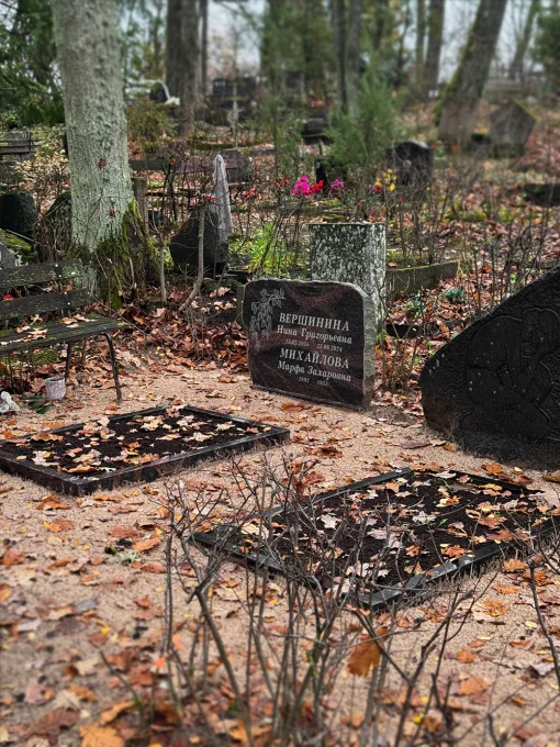 Kapu alejas un apbedījumi Ziepniekkalna kapsētā rudens noskaņā