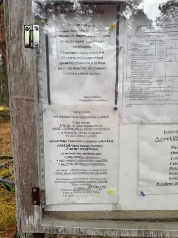 Informatīvais stends ar Bolderājas kapsētā