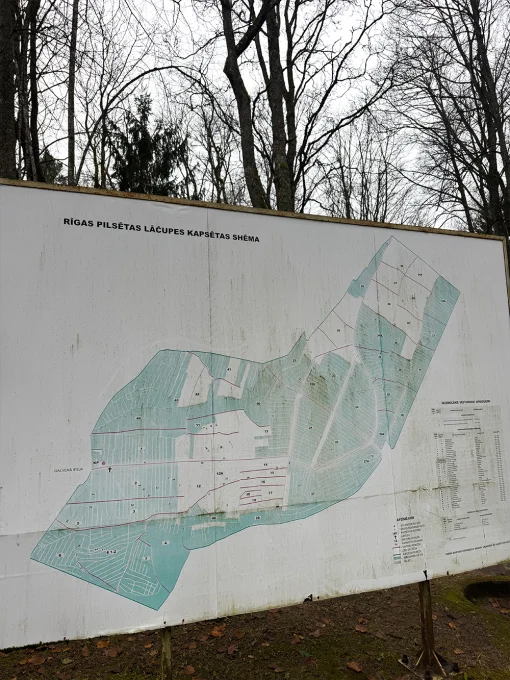 Informatīvs stends ar Lāčupes kapsētas plānu