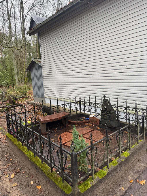 Privāta kapavieta ar pieminekli