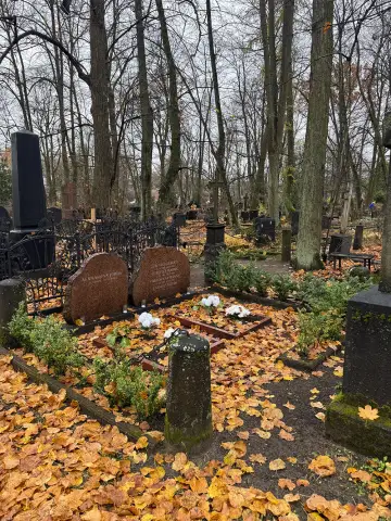 Kapavieta ar ziediem un pieminekli ģimenes atdusas vietā