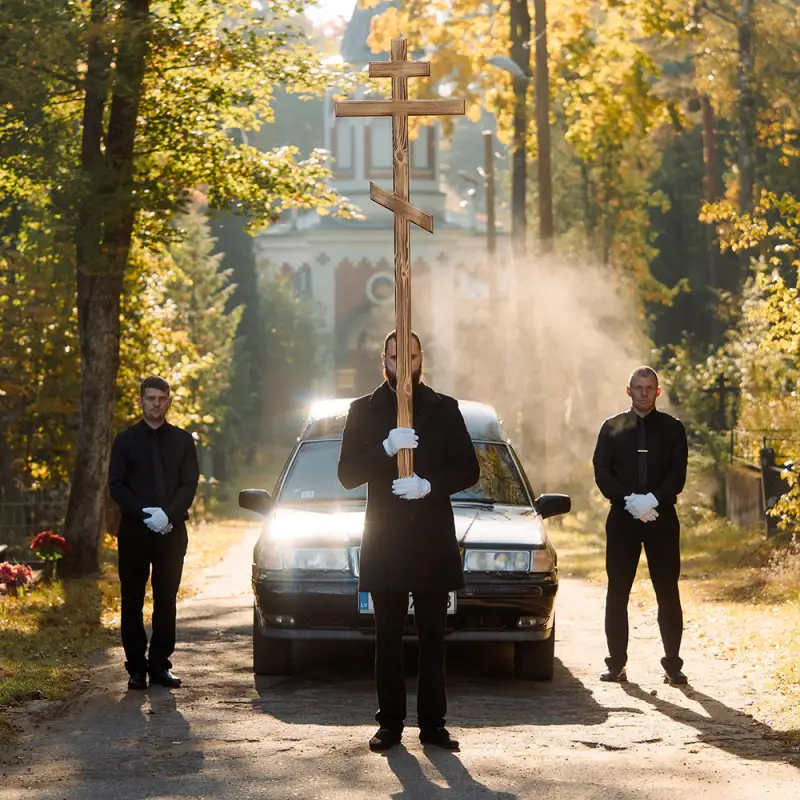 Ritual Mirklis darbinieki pie katafalka automašīnas pirms bēru ceremonijas