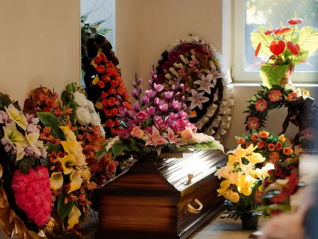 			Apbedīšanas piederumi un aksesuāri
	