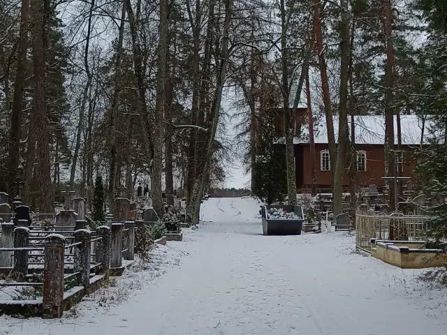 Ziemas skats Daugavpils Katoļu kapos 18. Novembra ielā. Apmestas ar sniegu kapakmens, krusti un pieminekļi klusā meža ainavā.